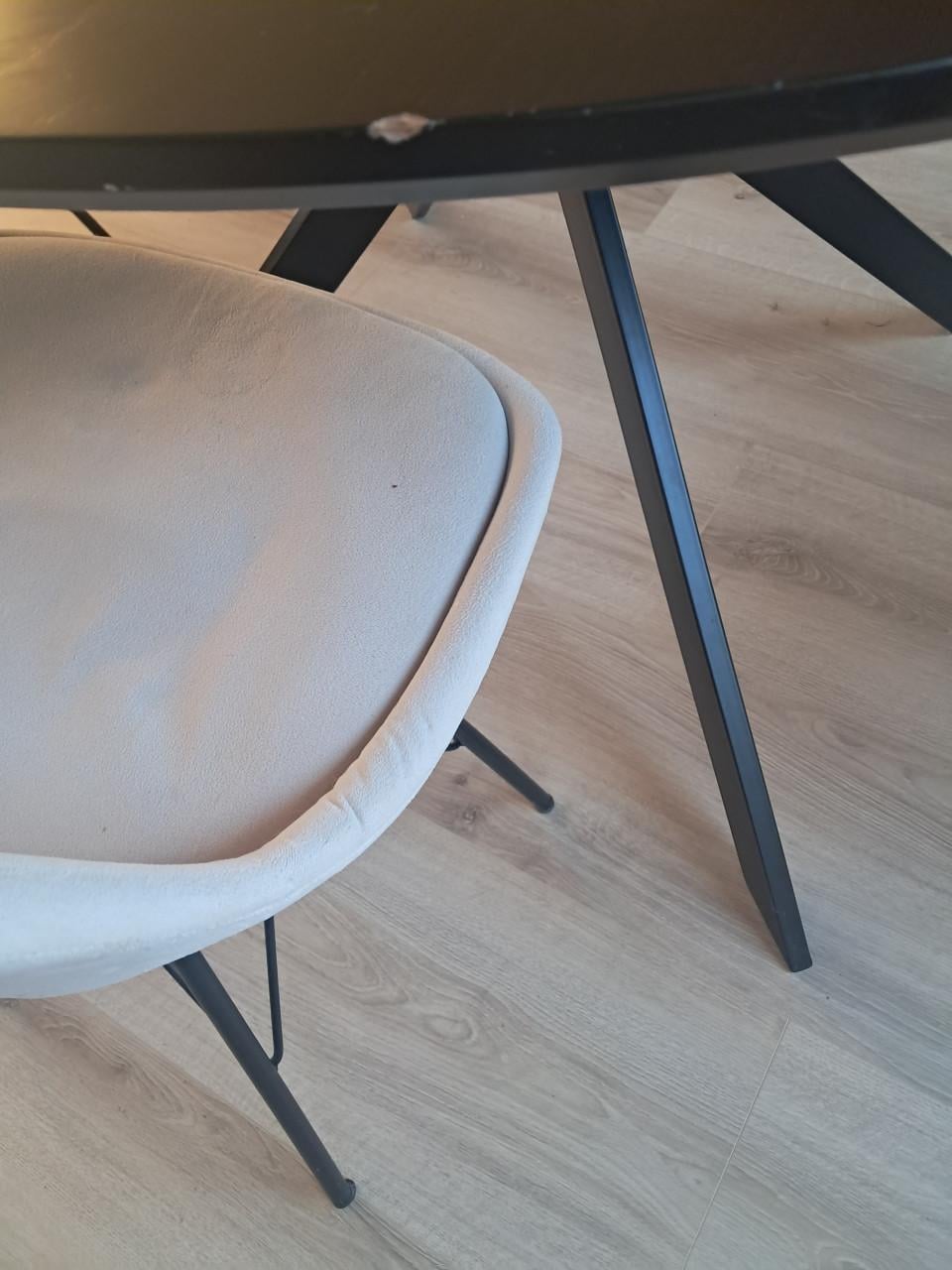 Eettafel en stoelen