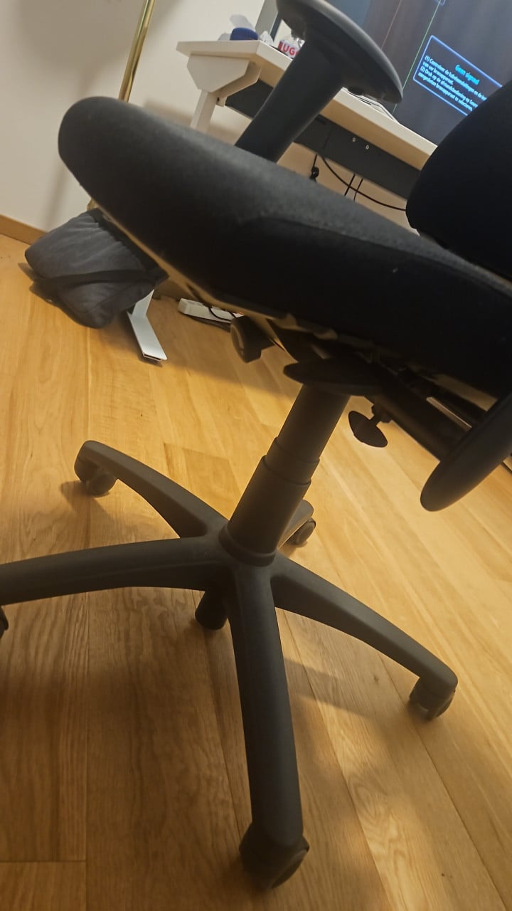 Bureau en bureaustoel (beide verstelbaar)