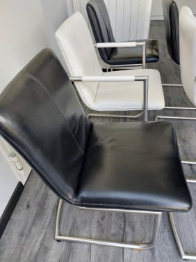80 euro voor 6 LEREN EETKAMERSTOELEN.