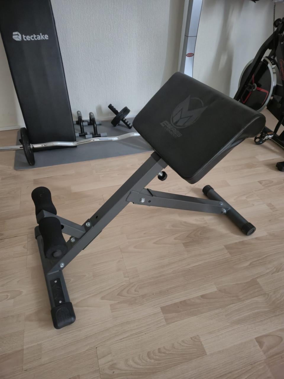 Bankdruk, boxzak, spinfiets, divers fitness materiaal