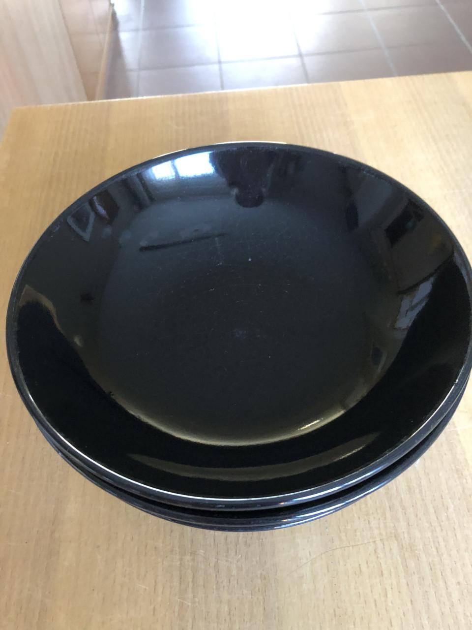 Te koop set mooie zwarte borden.(z.g.a.n.).