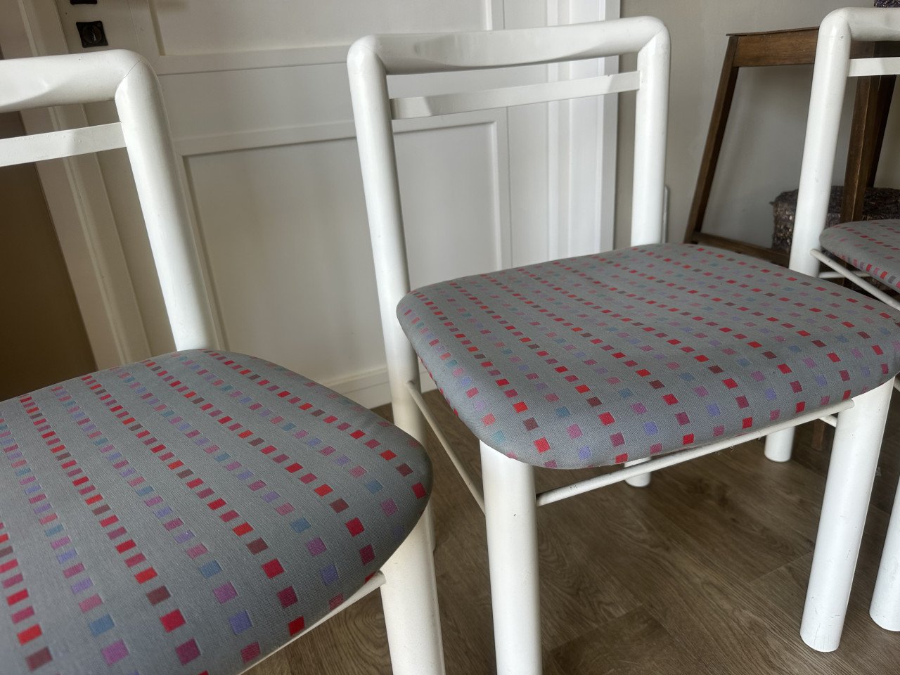 4 stijlvolle, strakke eetkamerstoelen. Grijsblauw.