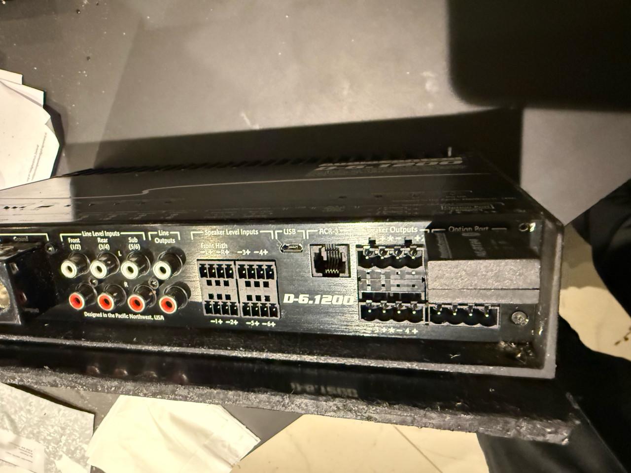 Hoogwaardige versterker en speakers voor auto (show waardig)