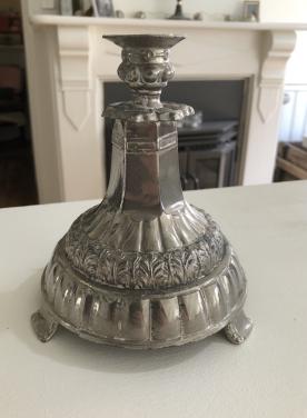 Mooie metalen bewerkte kandelaar op pootjes