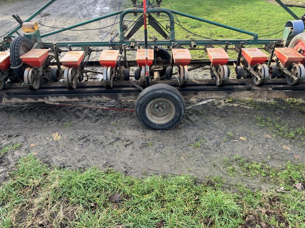 Bietenzaaimachine vicon mozentra (12 rij) met aanhangwagen