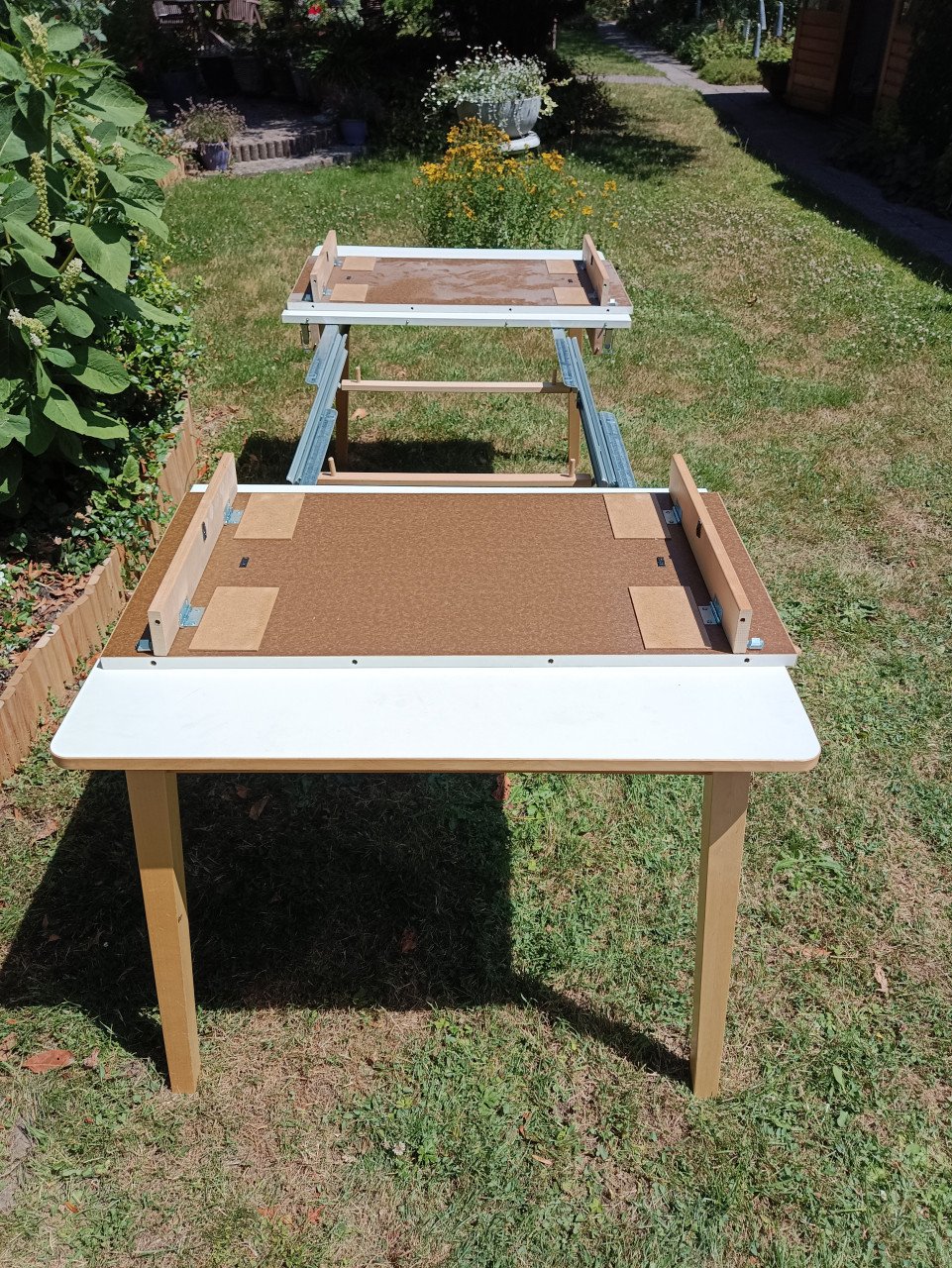 Uitschuifbare eettafel van 140 x 90 cm tot 233 x 90 cm.