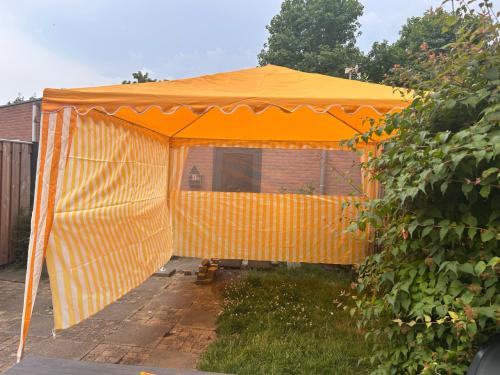 Geel/oranje partytent