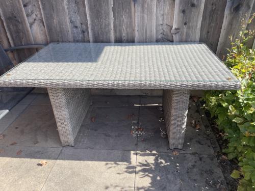 Tuintafel met glasplaat (stevige tafel)