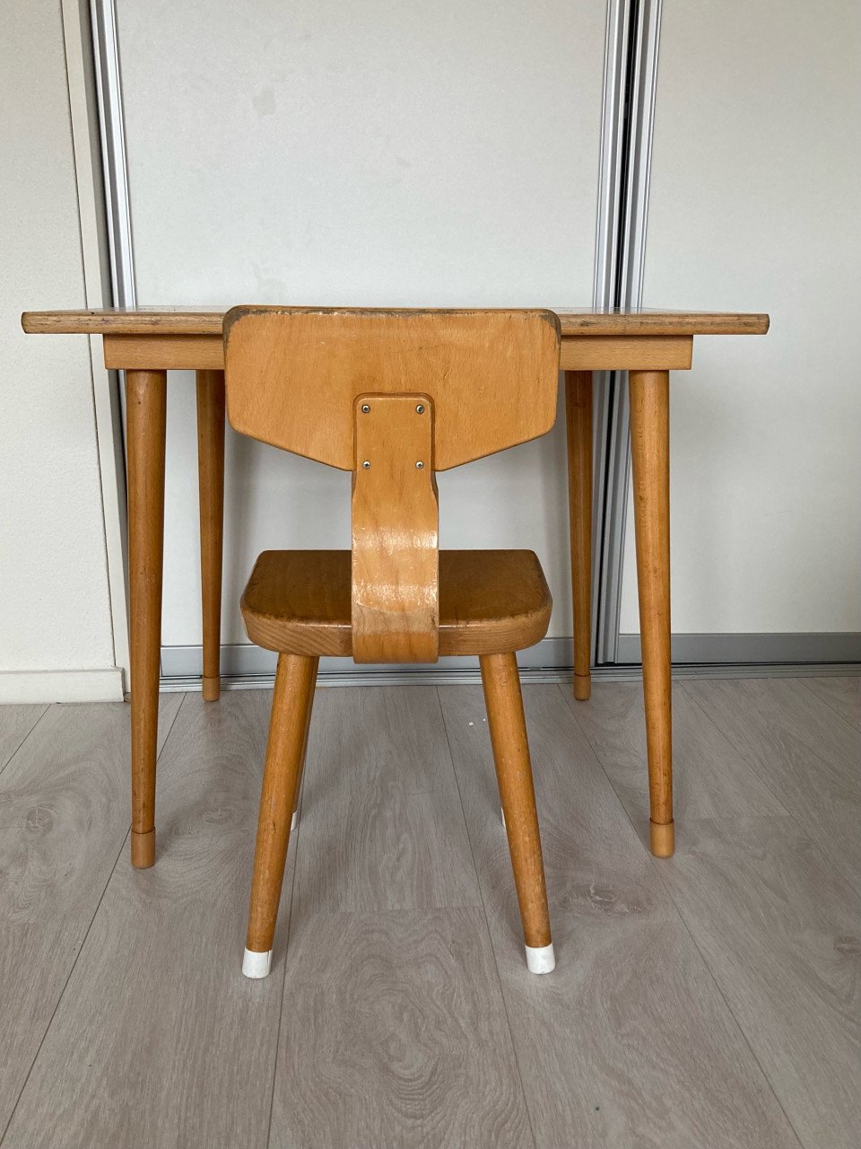 Vintage kinderbureautje met bijpassend stoeltje