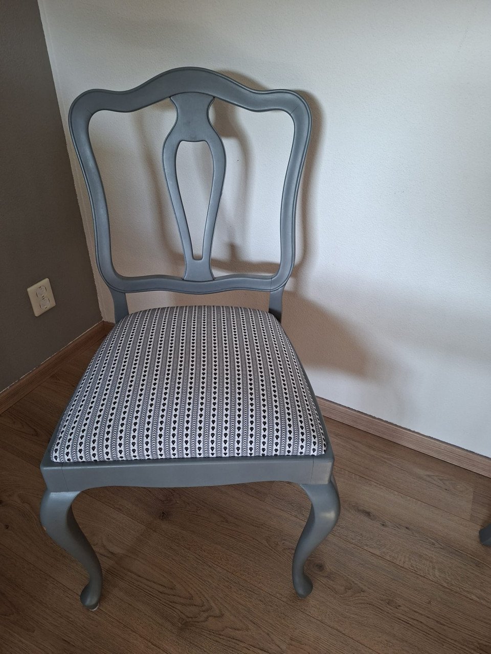 2  stoelen in grijstint met Zeeuwse stof