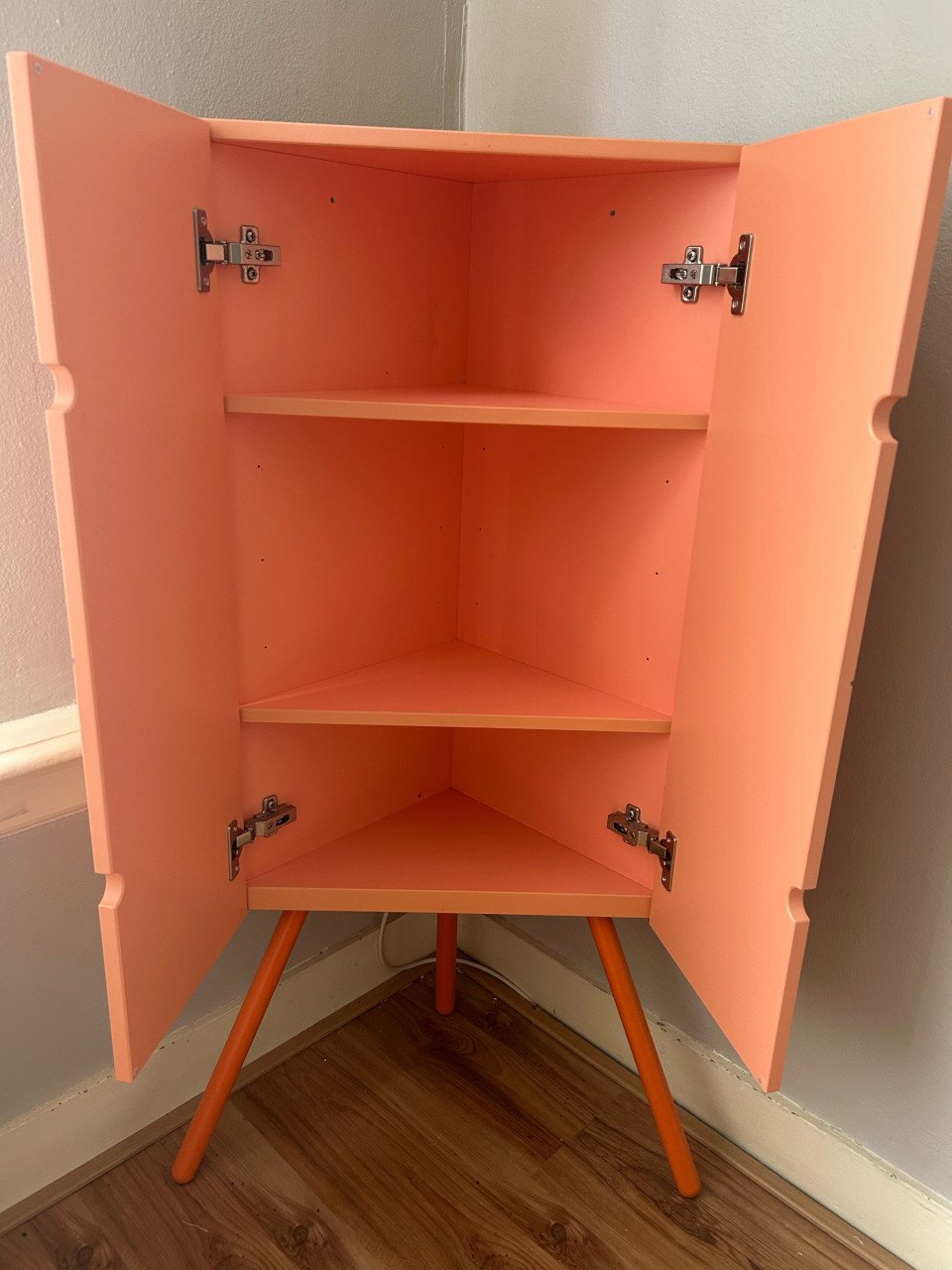 Roze hoekkast