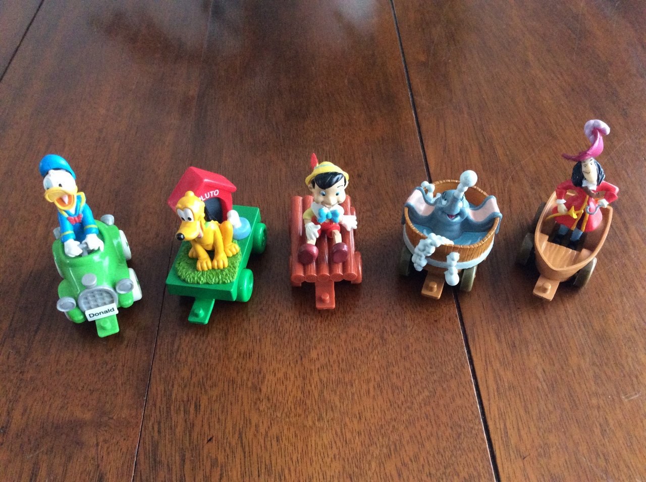 Verschillende Disney figuurtjes.