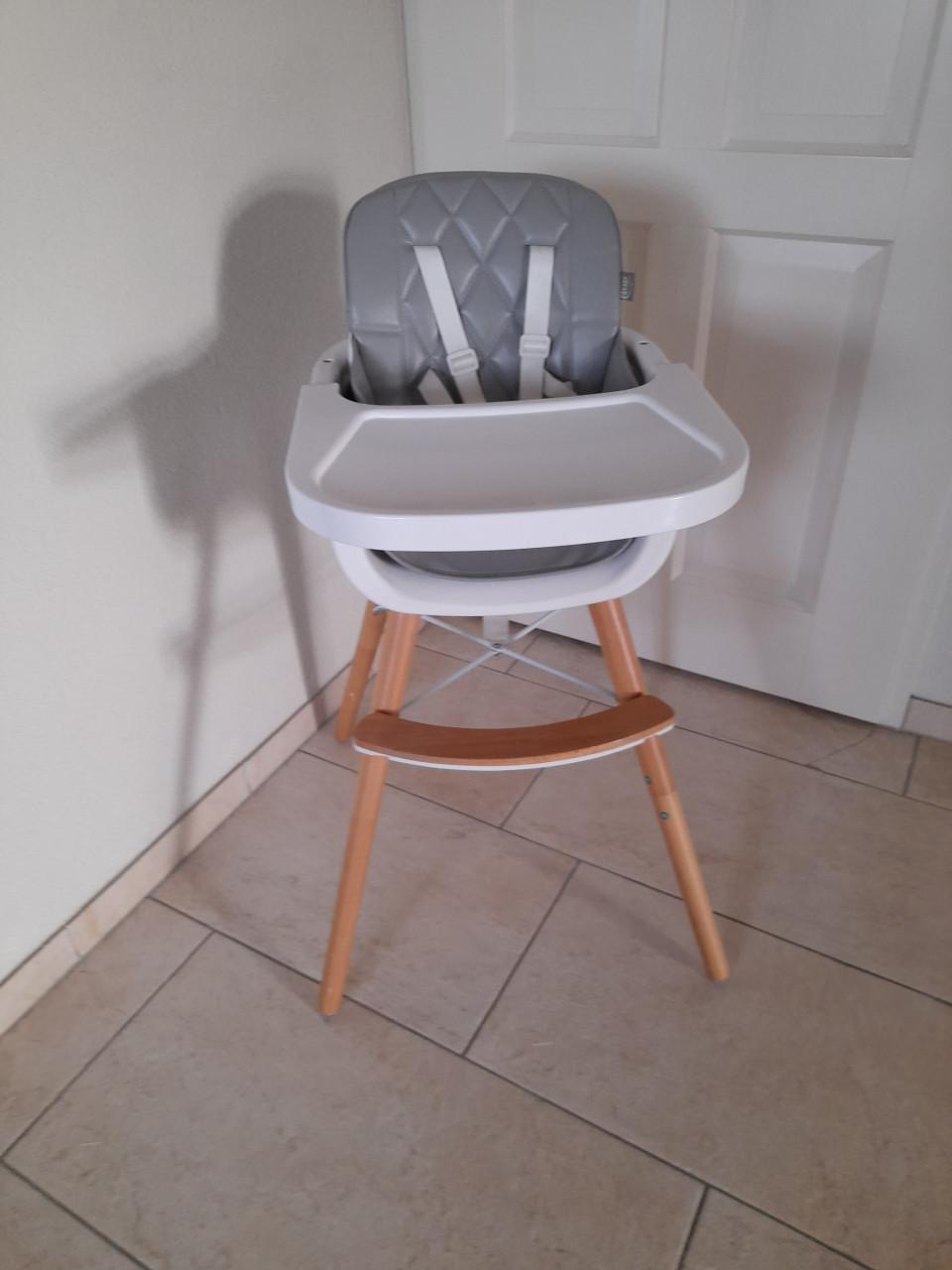 Mooie kinderstoel met gordel ( in goede nette staat )