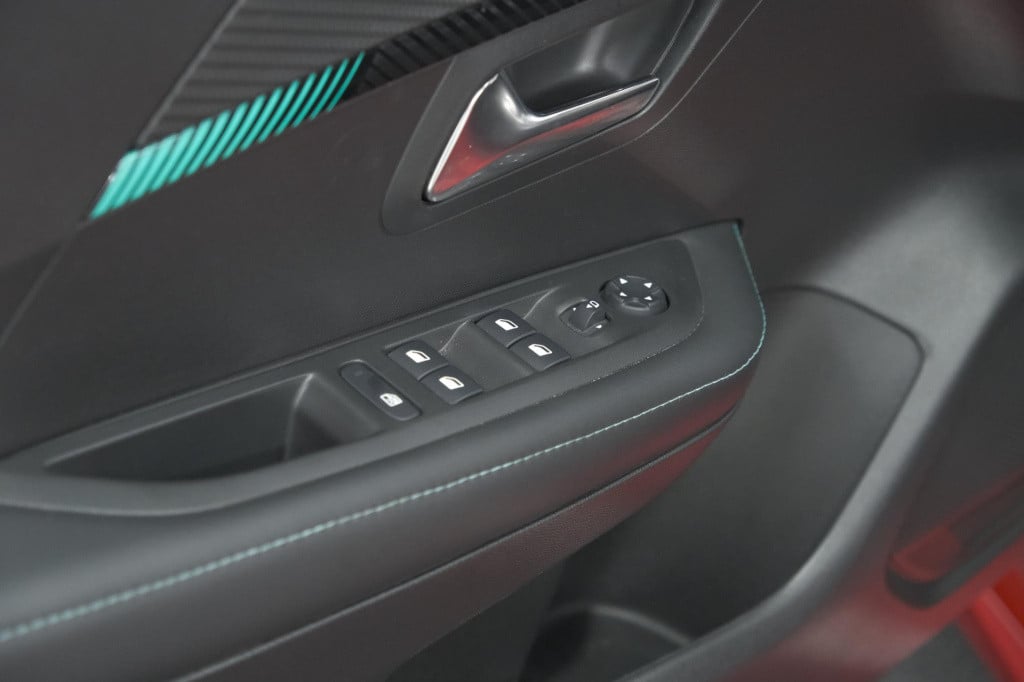 Peugeot 208 puretech 100 eat8 allure pack | camera | navigatie | apple carp