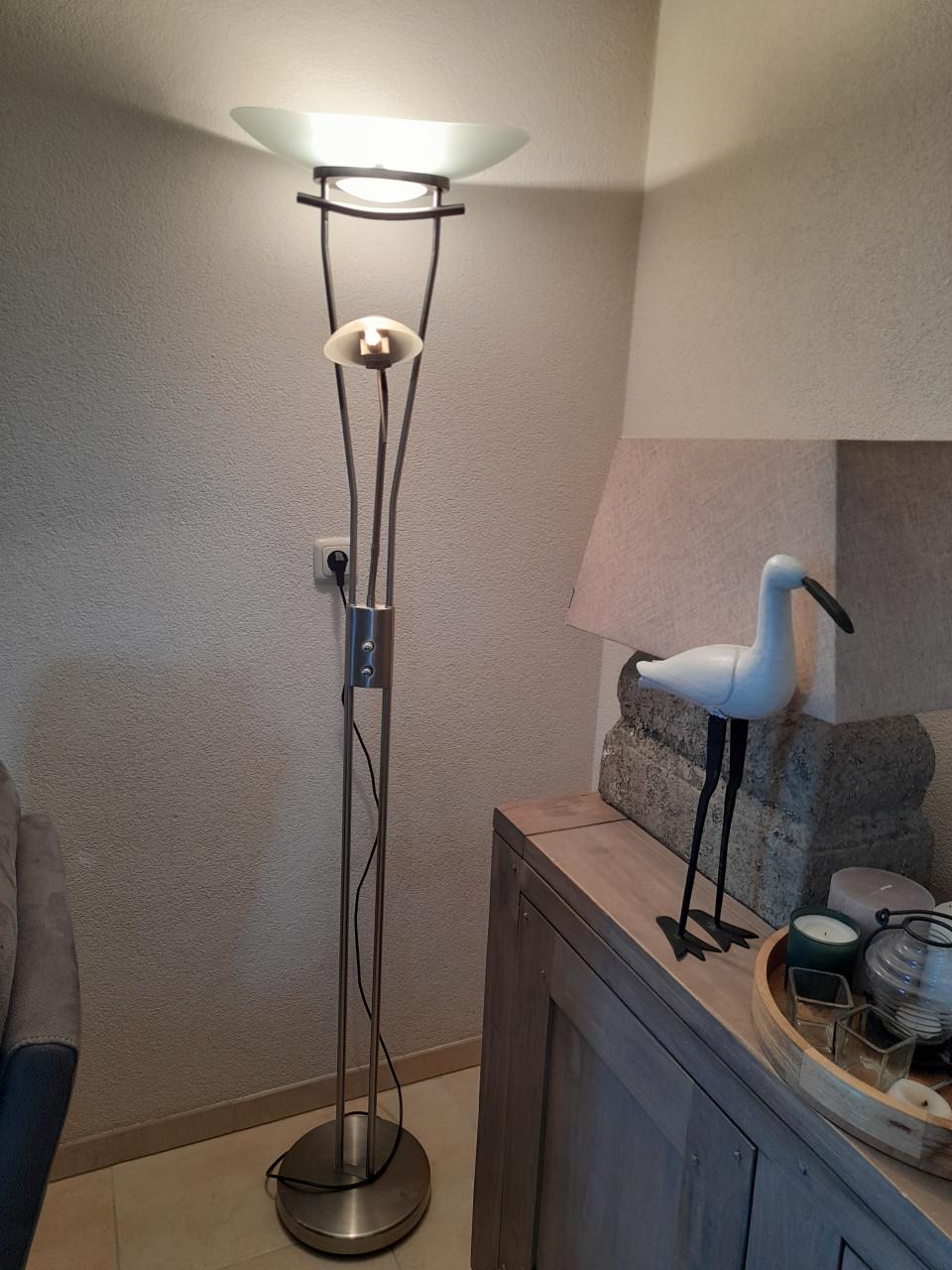 Vloerlamp (werkt naar behoren) (in goede staat )