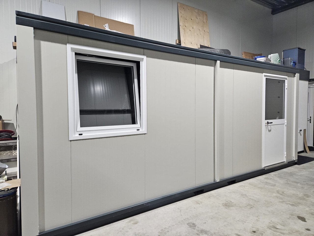 Geïsoleerde unit te koop, raam en deur op iedere gewenste positie