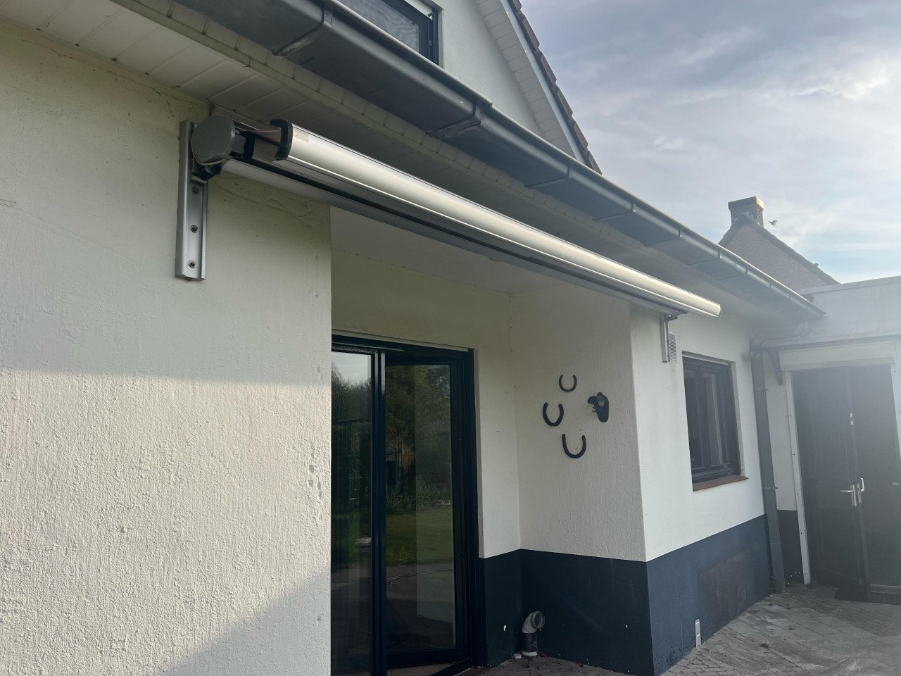 Mado buitenzonwering: elektrisch zonnescherm met knikarm
