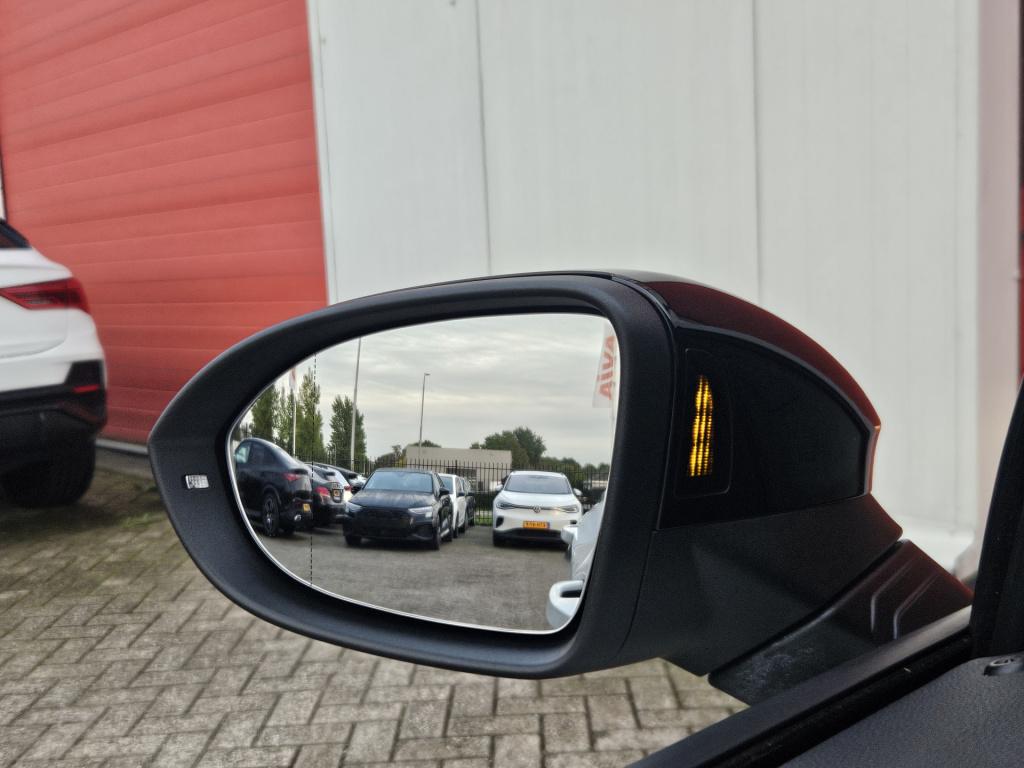 Volkswagen Golf variant 1.5 etsi r-line business+ | pano | elek. trekhaak |