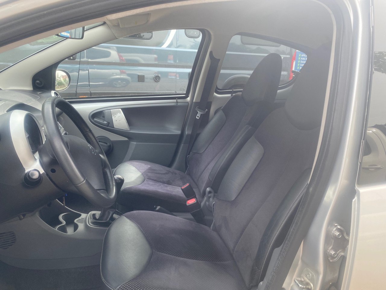 Peugeot 107 Black en Silver 1.0, 3mnd gar., jaar APK, beurt, carplay radio!