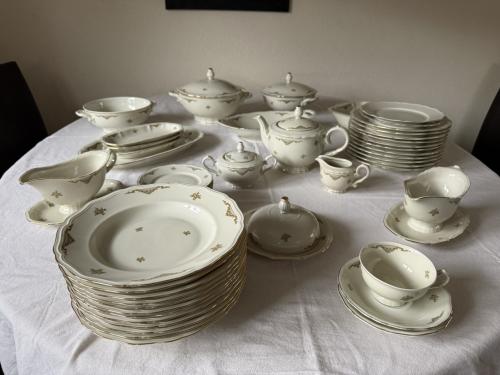 Diverse schalen en borden, theepot e.d.