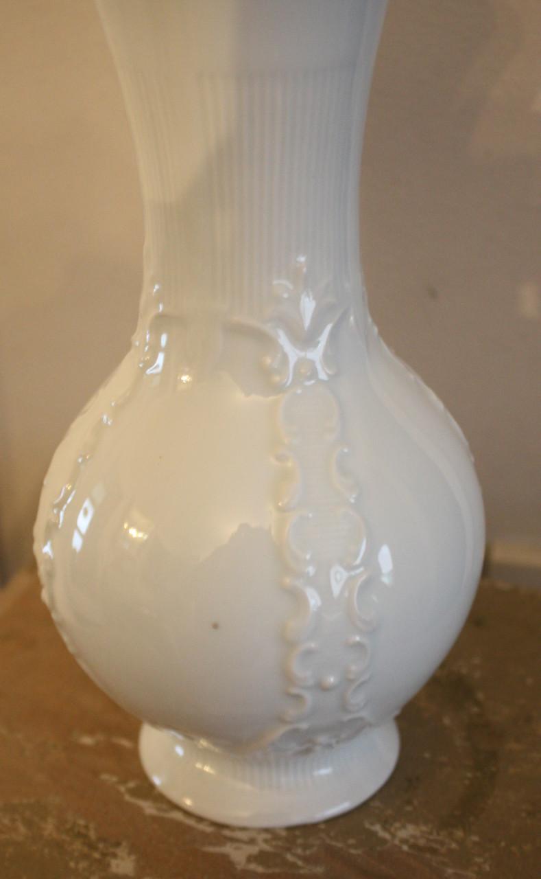 Witte vaas met bewerkingen