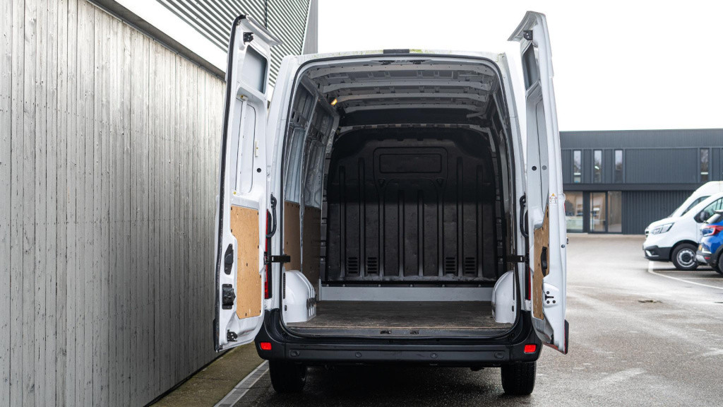 Renault Master t35 2.3 dci 135 l2h2 comfort | camera | vloerplaat | navigat