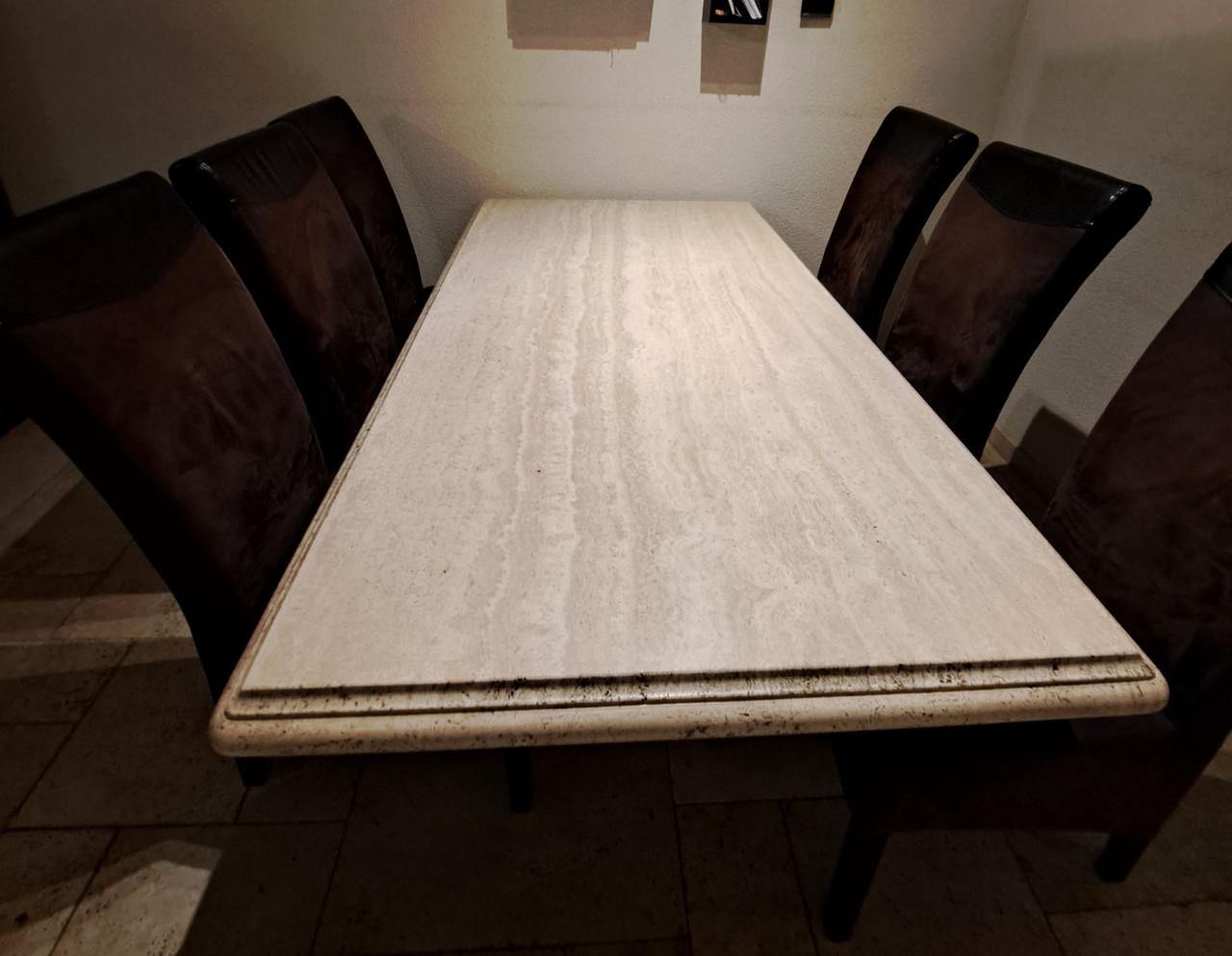 Zware natuurstenen eettafel.