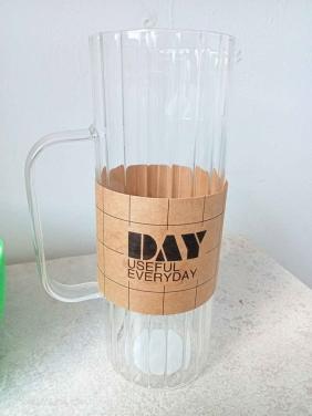 Glazen kan en ijsblokjes houder in vorm van appel