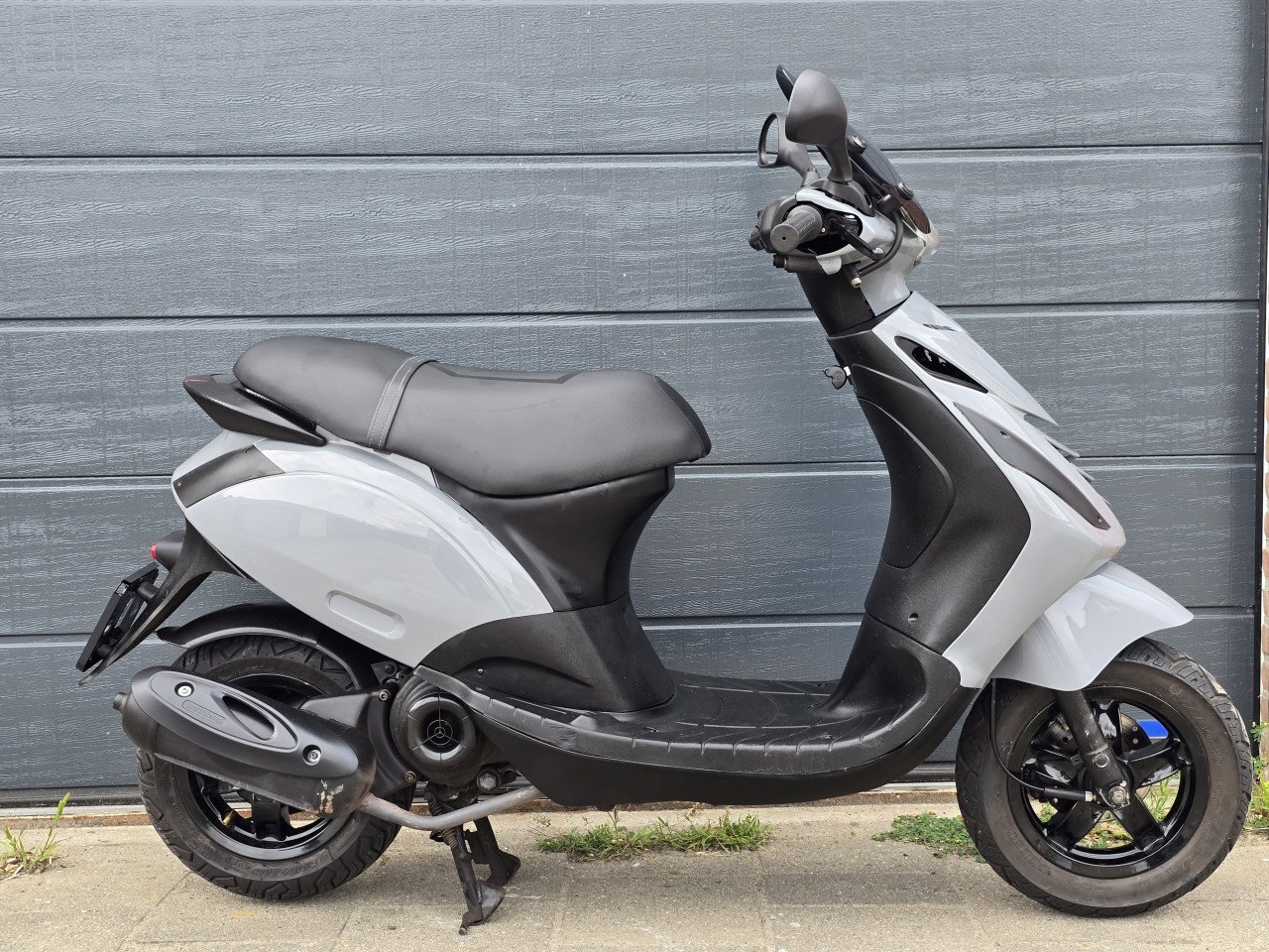 Piaggio Zip 80cc, als nieuw, geel kenteken.