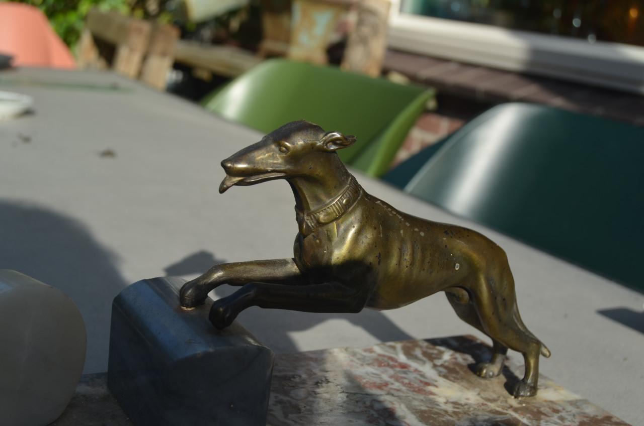 Natuurstenen Art Deco schouwstuk hazewindhond