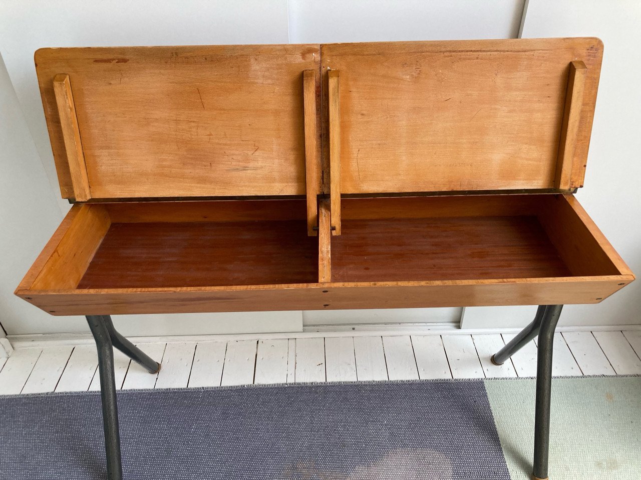 Superleuk vintage lessenaartje te koop!