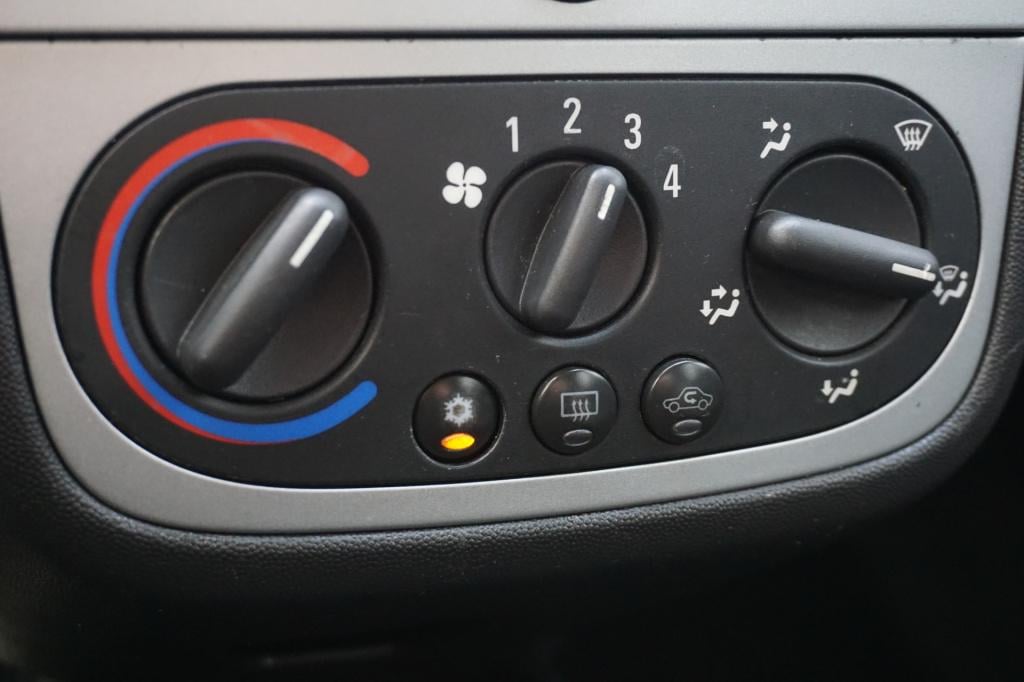 Opel Corsa 1.2-16v silverline airco / elektr. ramen / parkeersens. / lm vel