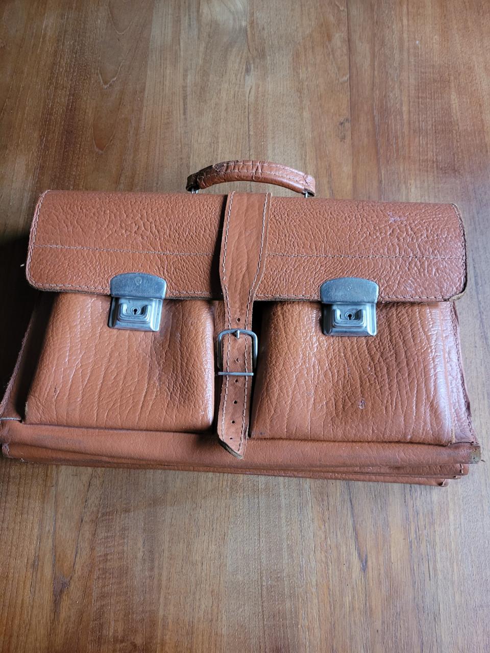 Vintage lederen schooltas uit 1981