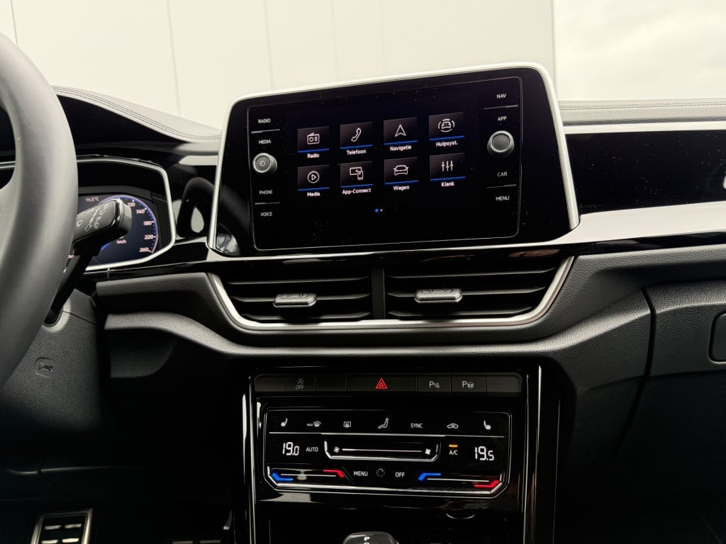 Volkswagen T-roc 1.5 tsi 150pk dsg r-line | acc | side assist | camera