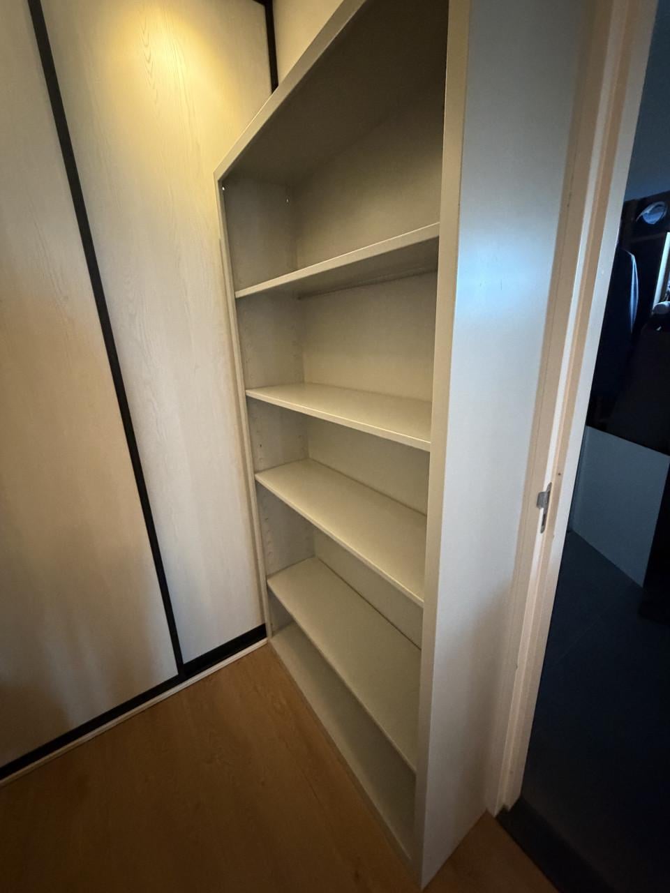 Legkast met boorden te koop, goede staat