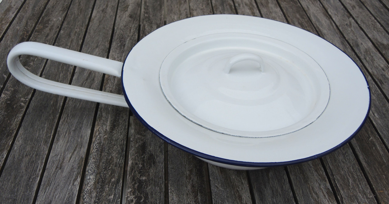 Emaille ondersteek / bedpan met deksel + emaille po
