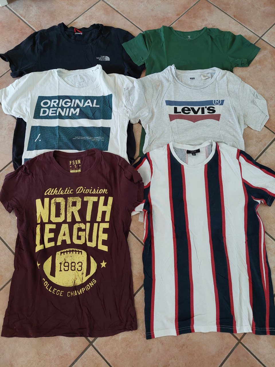 6 heren(merk)t-shirts mt small o.a Levi's
