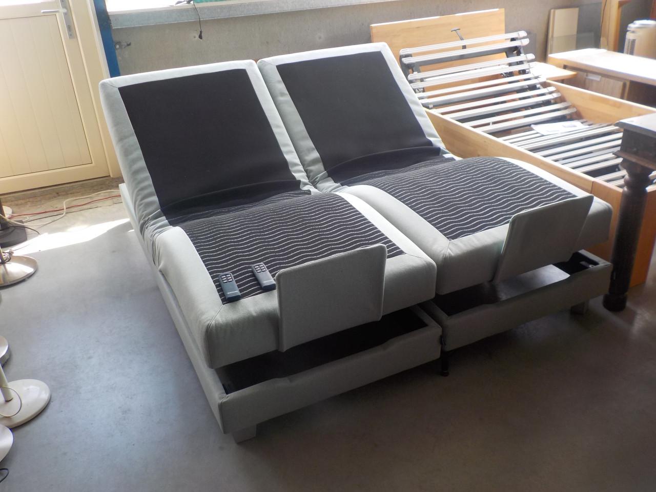 In vrijwel nieuwstaat 2 KARLSONN boxspring + 2 MLINE matrassen 2 x 80 x 200