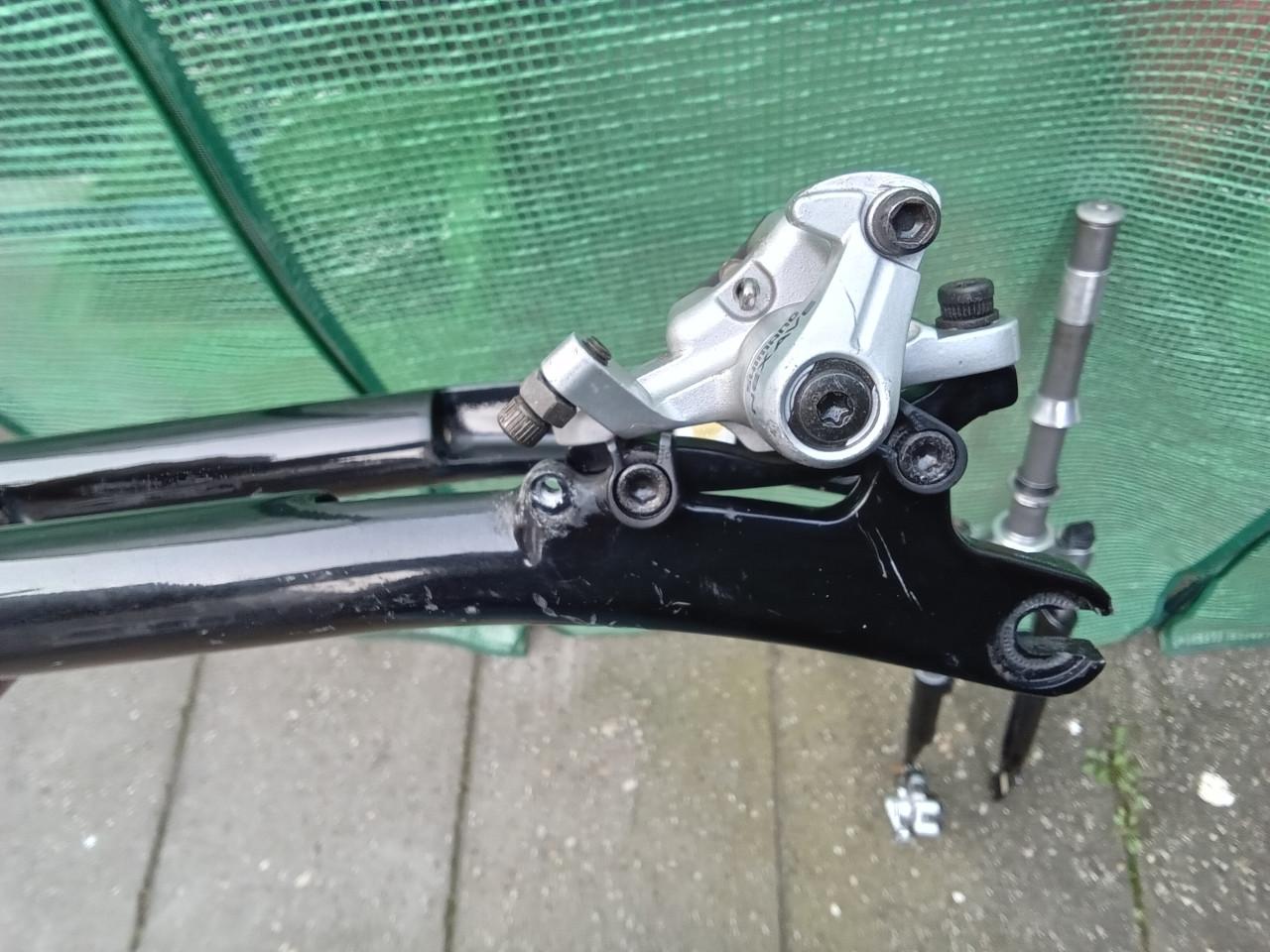 2 STUKS  A-HEAD geveerde voorvork met remtang