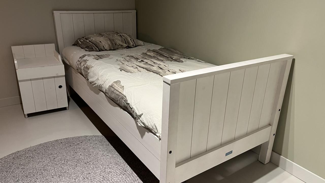 Ledikant / bed met nachtkastje Bopita