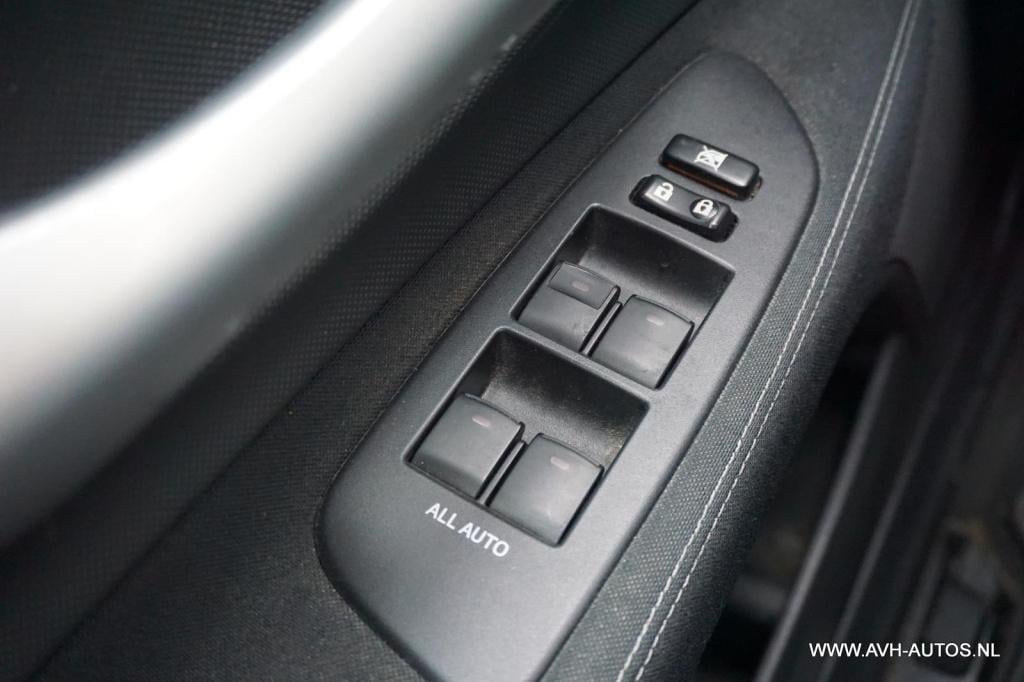 Toyota Auris 1.8 full hybrid dynamic business