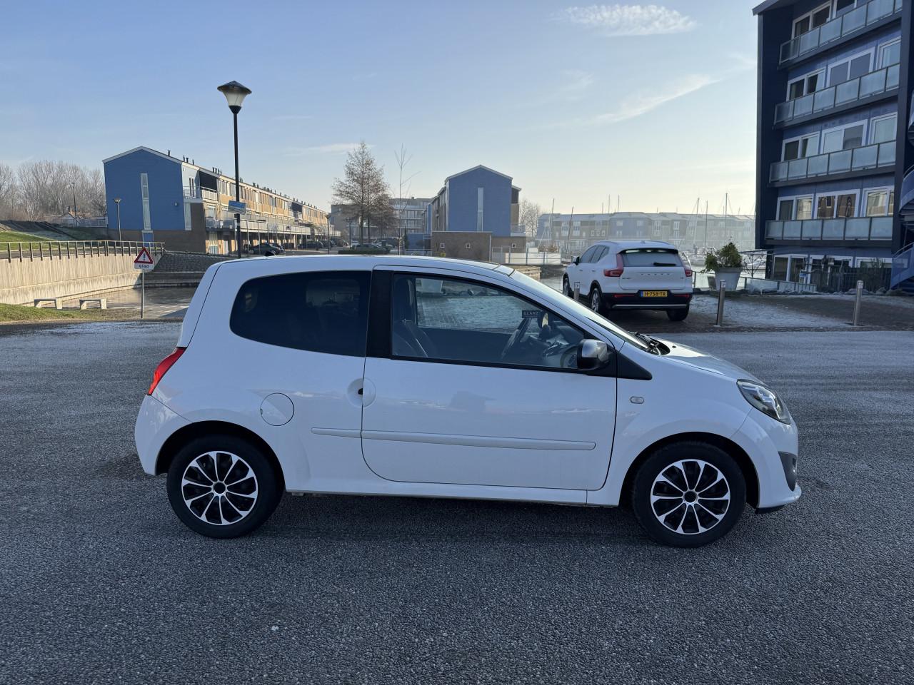 Renault Twingo 1.2 benzine met schuifdak en airco!