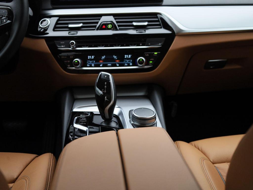 BMW 5 Serie touring 520i business edition plus | automaat | lmv | navigatie