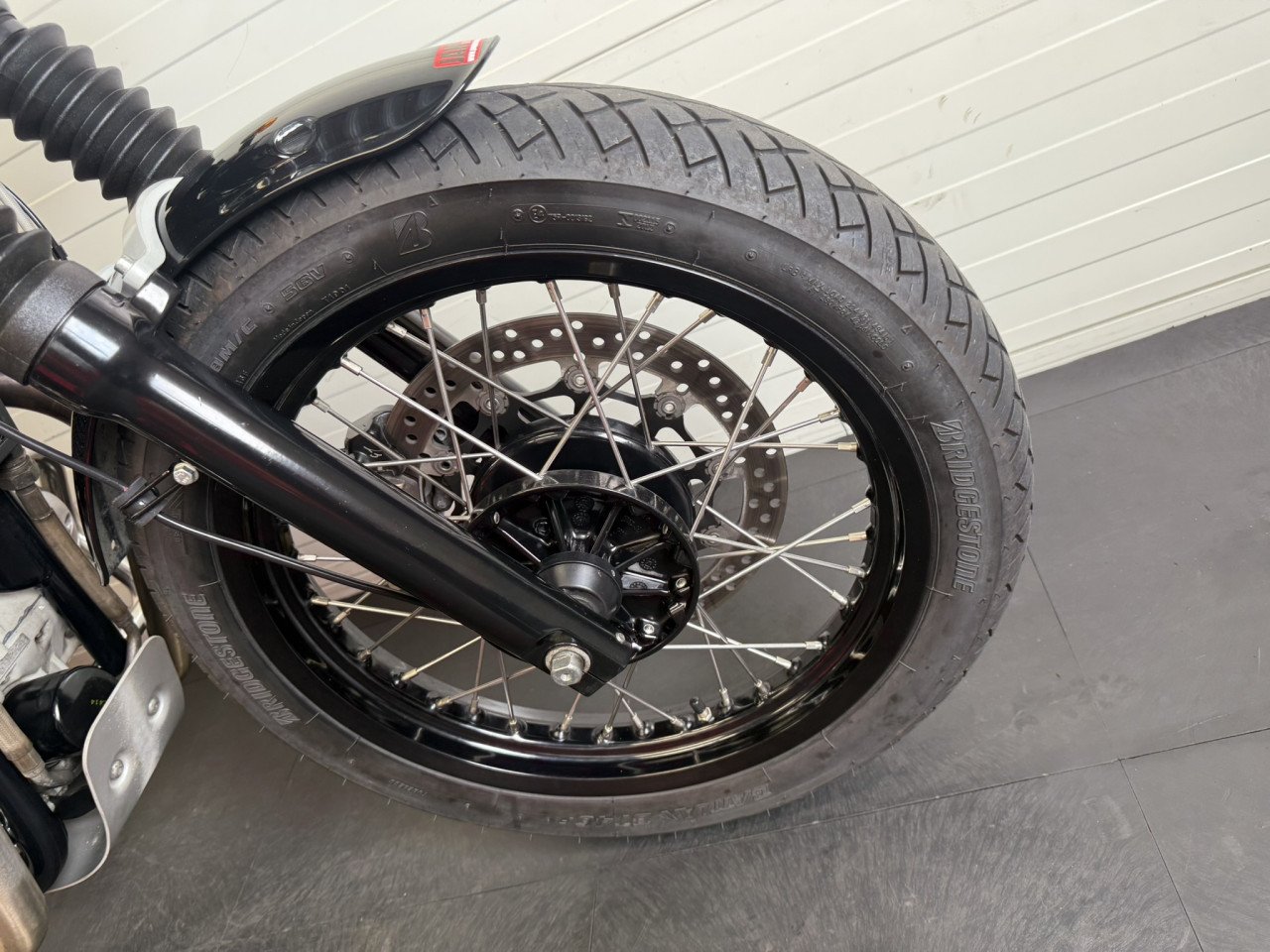 Gave en complete Royal Enfield Interceptor 650!