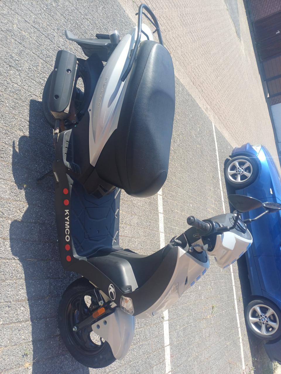 Grijze kymco scooter te koop