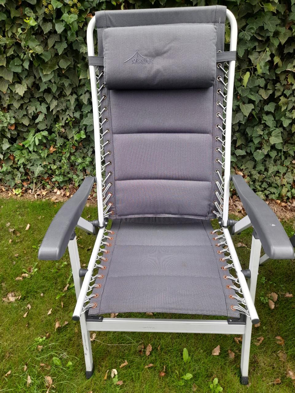 4 Obelink stoelen (prima staat alleen de ringen gaan roesten)per stuk €7,50