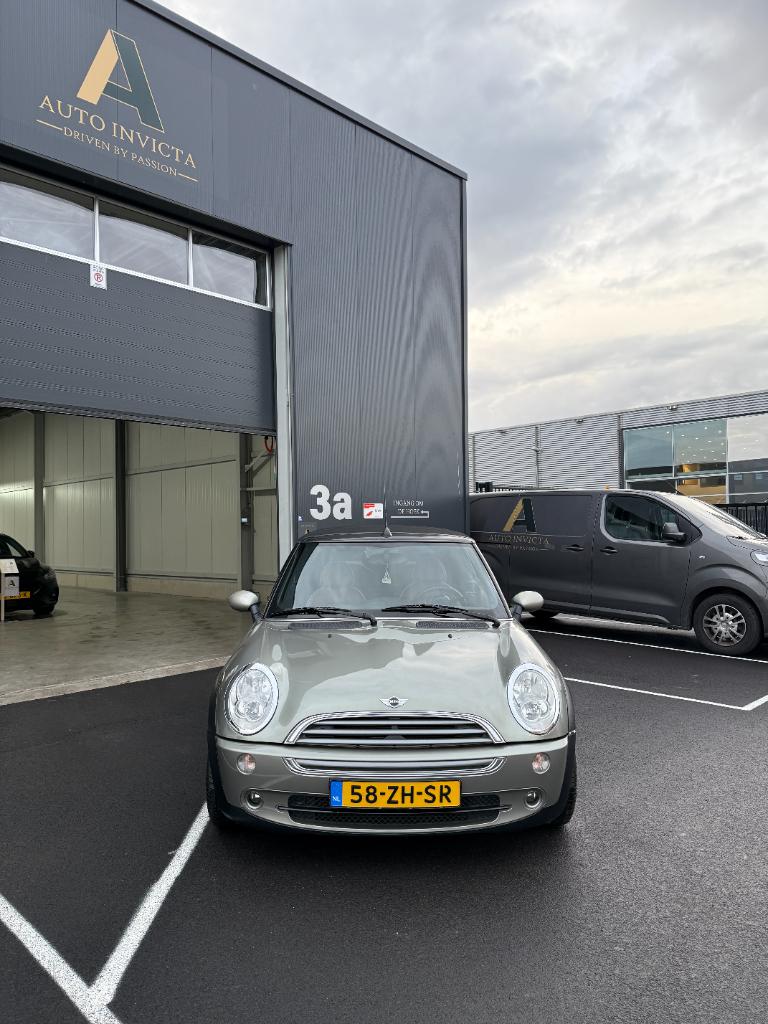 Mini Cooper Cabrio 1.6 - sidewalk