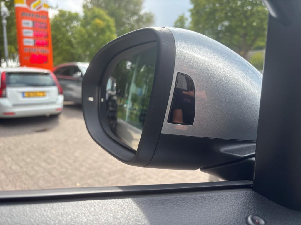 Volkswagen T-roc 1.5 tsi 150pk 7-dsg| carplay| camera|auto park| dode hoek|