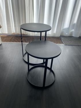 2 zwarte metalen salon tafeltjes