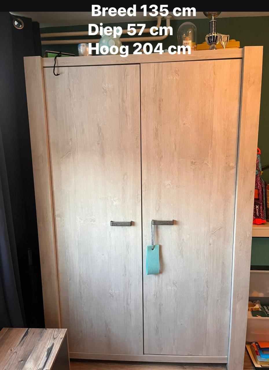 Babykamer ( kledingkast, bed en commode )